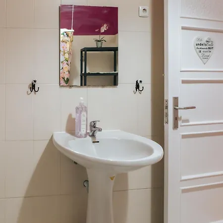 Aquilla Family 301 Lisbon